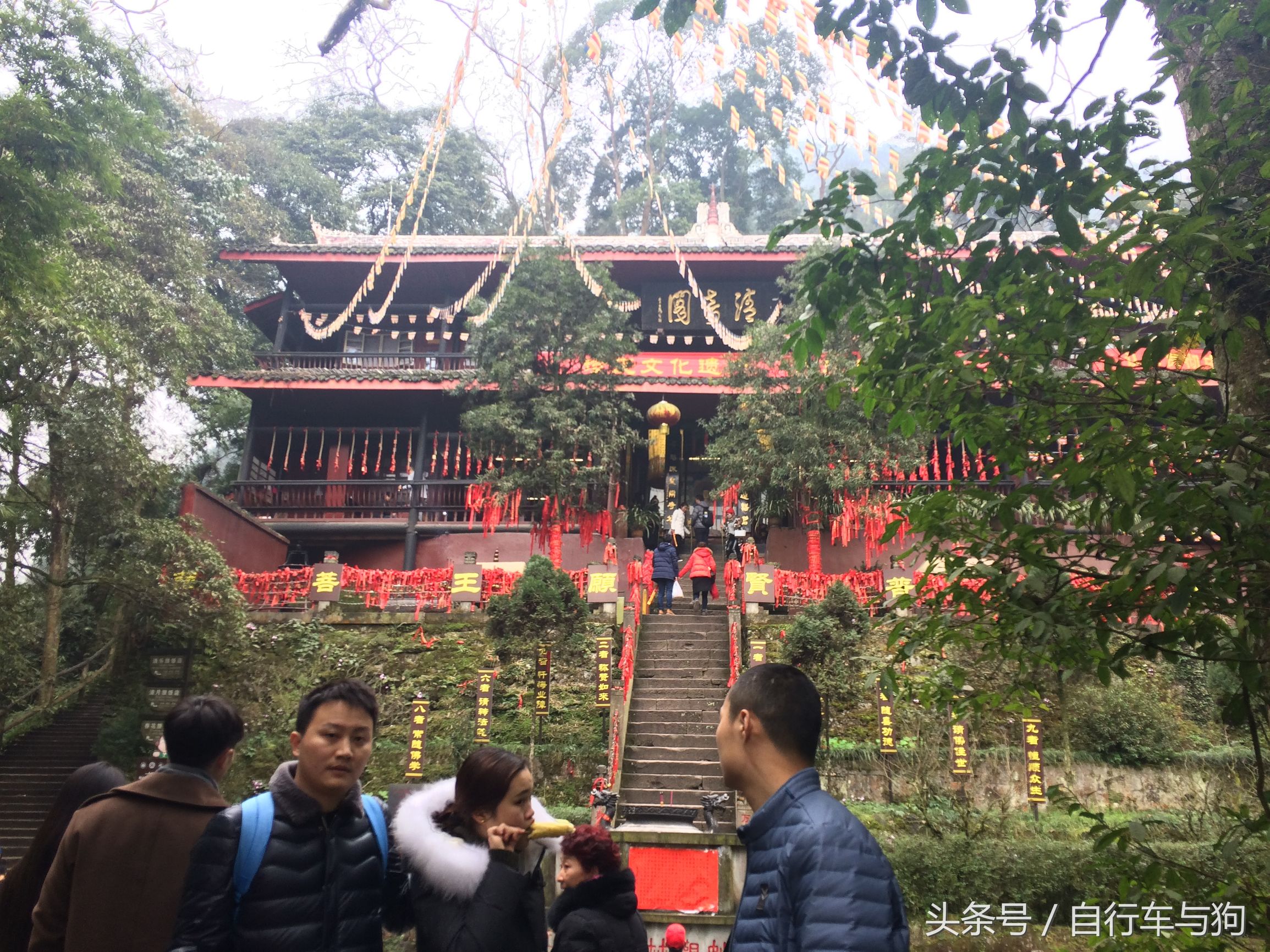 三大家一起游峨眉山,23岁女生独游峨眉山失联
