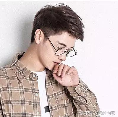 尖下巴男生适合什么短发,尖下巴的男生适合什么发型设计