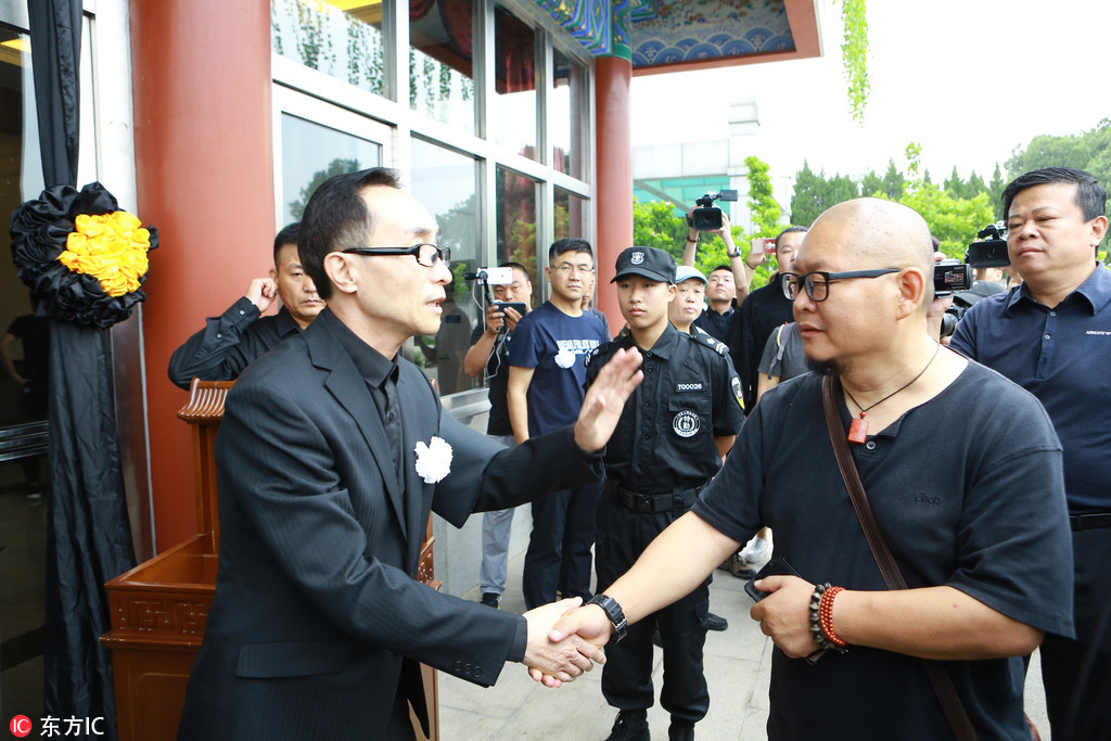 众名家雨中送别唐杰忠，姜昆痛哭：一定把相声说好，让老艺术家放心