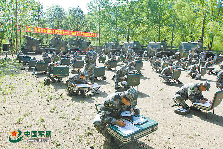 爸爸在垃圾桶捡回了一个东西,父亲从垃圾桶捡起儿子浪费的食物