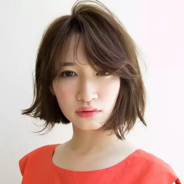 发际线太高发量又少,发际线高发量少弄什么发型