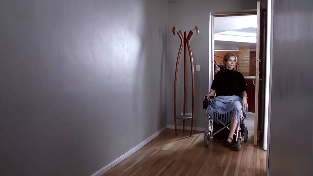 这片，港版叫《狗男女的爱》，豆瓣8.2，拍的确实“牛”！