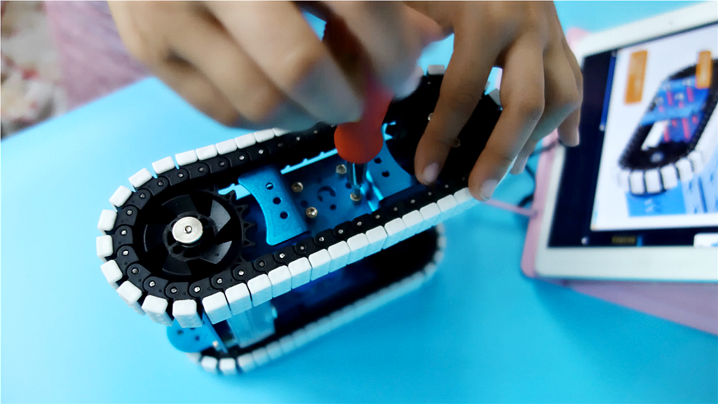 行进、踢球、摇头晃脑样样行，DIY、编程、智能交互个个棒