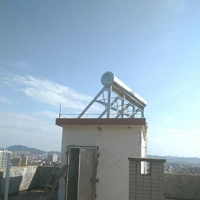 天热傻邻居用棉被包着太阳能热水器，本来我笑他，爆管时我后悔了