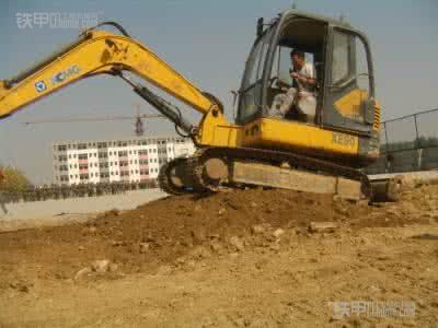 挖机买新机还是二手机好,挖机和二手机哪个好