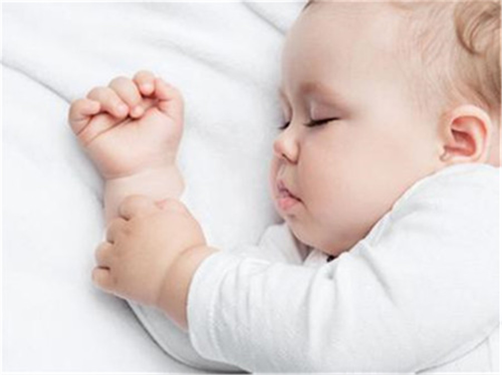 婴儿头型睡成了偏舟形怎么办,一岁宝宝头型睡偏了还能补救吗
