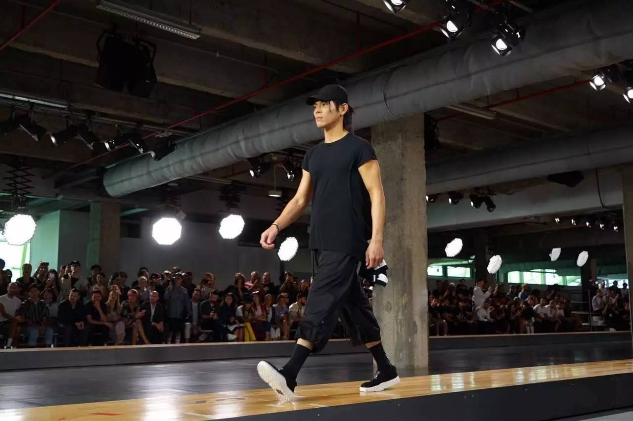 vetements联名耐克,vetements联名版