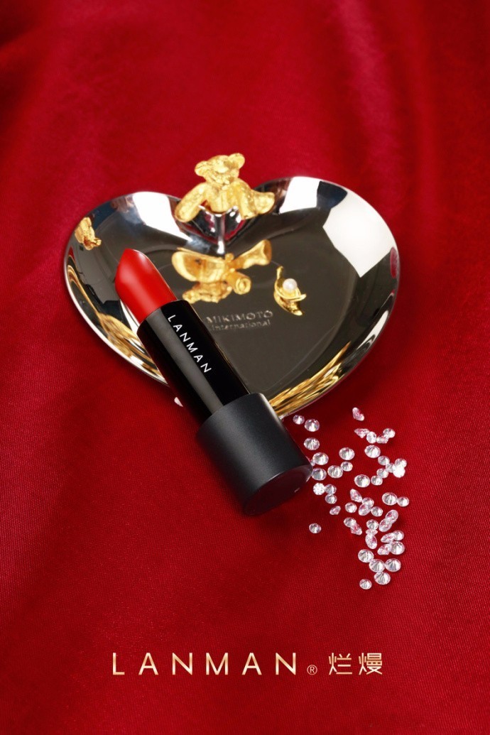 涂了个口红男友好像很喜欢,涂了口红男人很想亲