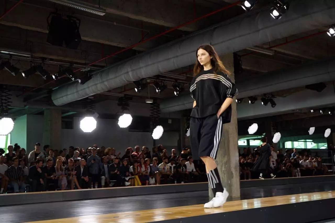 vetements联名耐克,vetements联名版