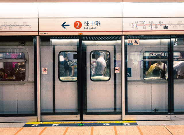 香港丨我们拍了24张香港，从中看到了困顿、欲望和爱