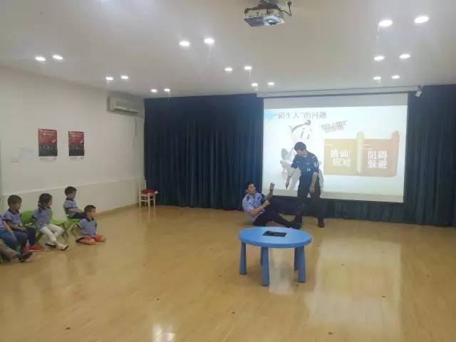 小女孩遇到陌生人搭讪怎么处理,小孩在外面遇到陌生人搭讪