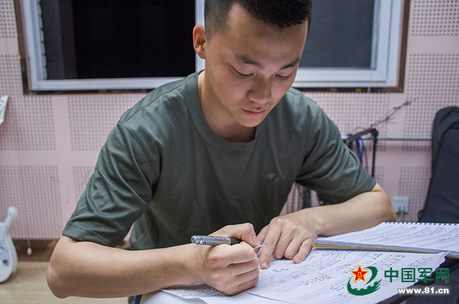 一大波帅哥来袭！远航乐队露天演唱会嗨翻军校