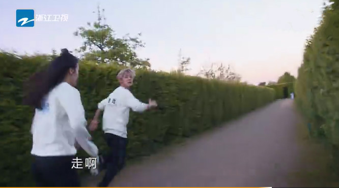 奔跑吧鹿晗郑恺撞门是哪一期,奔跑吧第一季迪丽热巴古堡