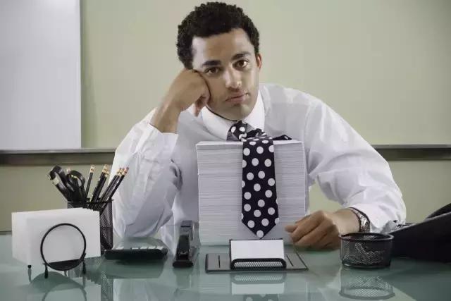 公司里这14种肢体语言错误一定要避免，否则你怎么死的都不知道！