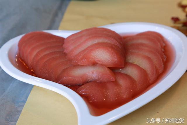 几个意思?去郑州南阳路吃海鲜,服务员你把菜倒桌上就跑?