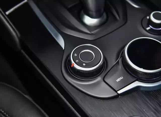 试驾2023款阿尔法罗密欧giulia,阿尔法罗密欧stelvio原创试驾