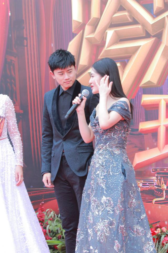 谢娜抹胸拖尾裙礼服,谢娜穿过全部礼服