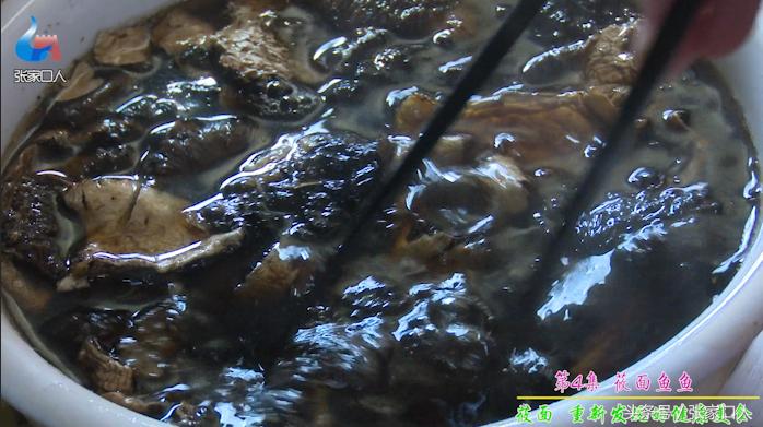 看农村大嫂搓莜面鱼鱼，就像读五线谱一样，莜面鱼鱼确实很好吃，再配上羊肉蘑菇汤，真是一绝！