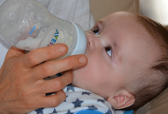 孩子吐奶是怎么回事如何预防宝宝吐奶