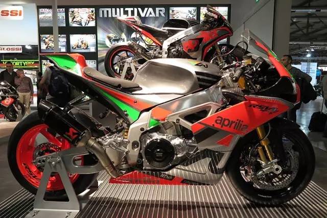 rsv4街车和跑车,新款rsv4赛道测评