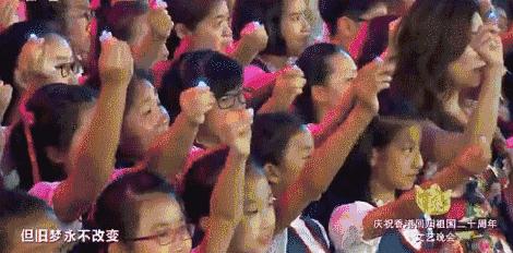 习*平近**走上舞台同全场高唱《歌唱祖国》昨晚的这台晚会刷屏了！