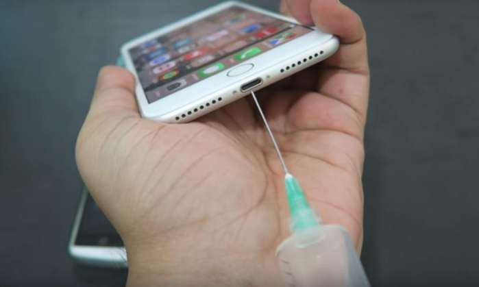 手机充电口进灰尘了怎么快速清理,清理手机听筒灰尘最简单的方法