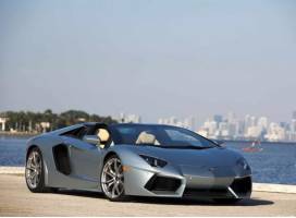 香港与大陆一路之隔,香港大陆两地车