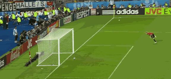 你所爱的梅西有这样一段爱情：最好的爱情莫过于，9岁我为你钟情，30岁你为我披上嫁衣