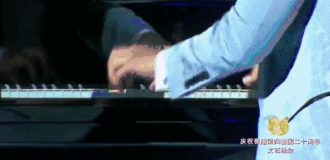 习*平近**走上舞台同全场高唱《歌唱祖国》昨晚的这台晚会刷屏了！