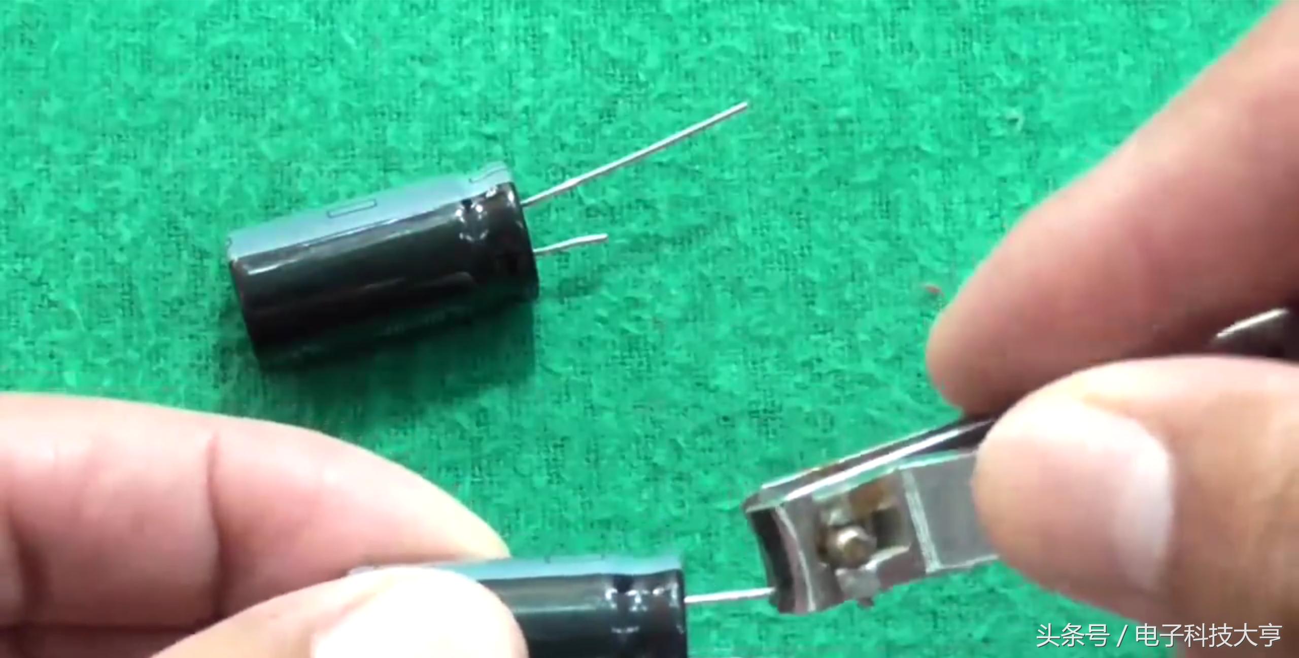 最简单的升压电路只需要一个电容,四个元件自制升压电路