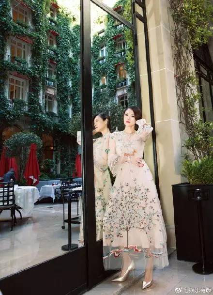 章子怡巴黎时装周白色休闲,章子怡米兰时装周白色裤裙