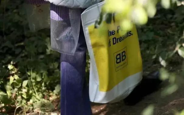 Prada卖185美刀的回形针被群嘲，那你让LV、爱马仕、superme怎么办？