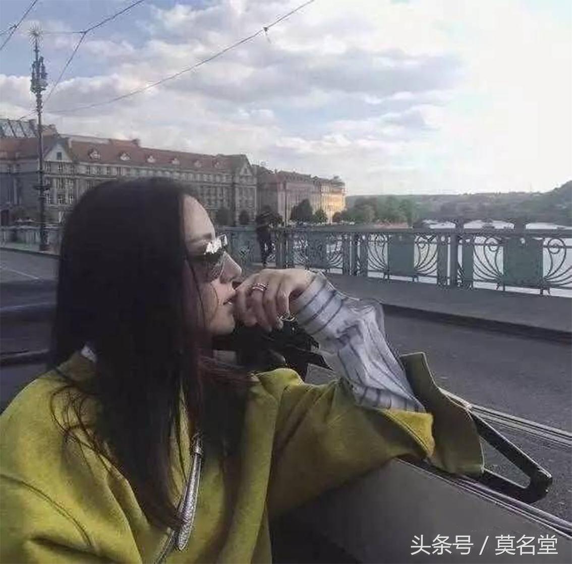 鹿晗换了金色的戒指,鹿晗转戒指