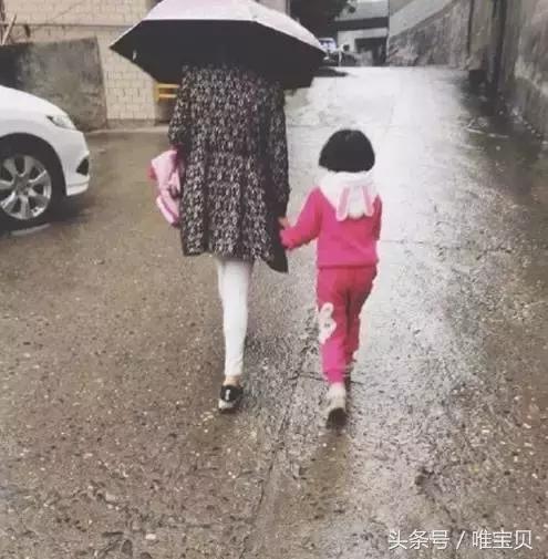 突然下暴雨,大妈直接把娃塞进这里,网友集体笑喷了