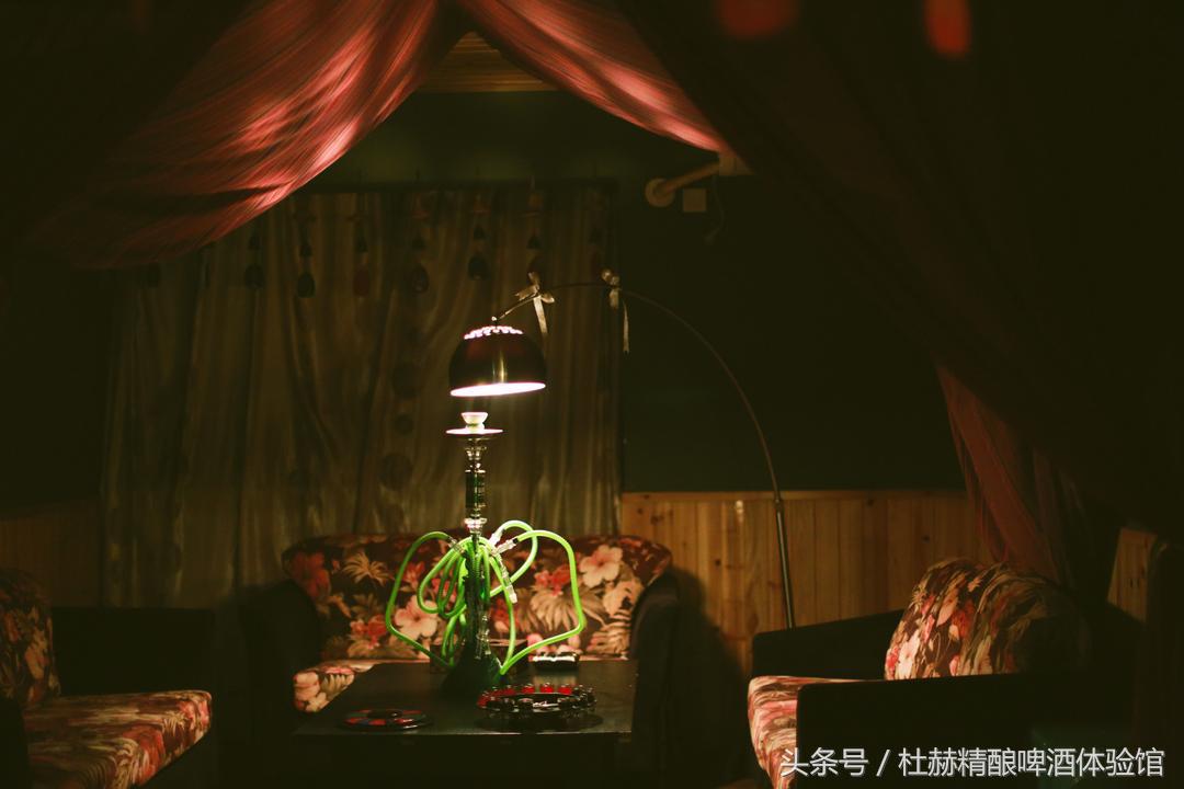 逃亡酒吧有温婉纯真的纳西族姑娘,有橙黄温暖的钨丝小吊灯,还有的,便是那陪伴旅者多年的民谣吉他