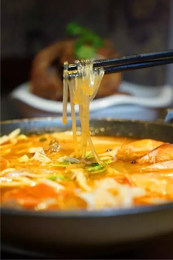 蒙眼用剪刀做面，服了！这么牛X的店居然系佛山的10年老字号！东家好吃才是硬道理！