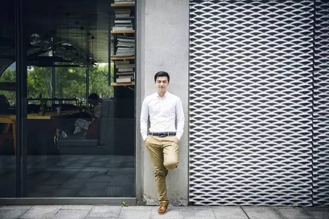 这个长得像胡歌的帅小伙，把张爱玲装进了一个香水瓶，还把有故事的香水做成了一辈子的事业