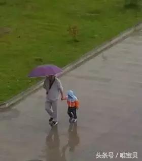 突然下暴雨,大妈直接把娃塞进这里,网友集体笑喷了