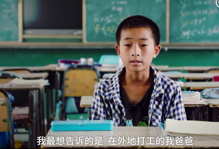 5块钱废旧轮胎练体力,留守儿童建“战狼”足球队,说要为国争光