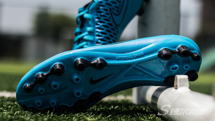 足球专用草坪地毯,足球场地适合的球鞋