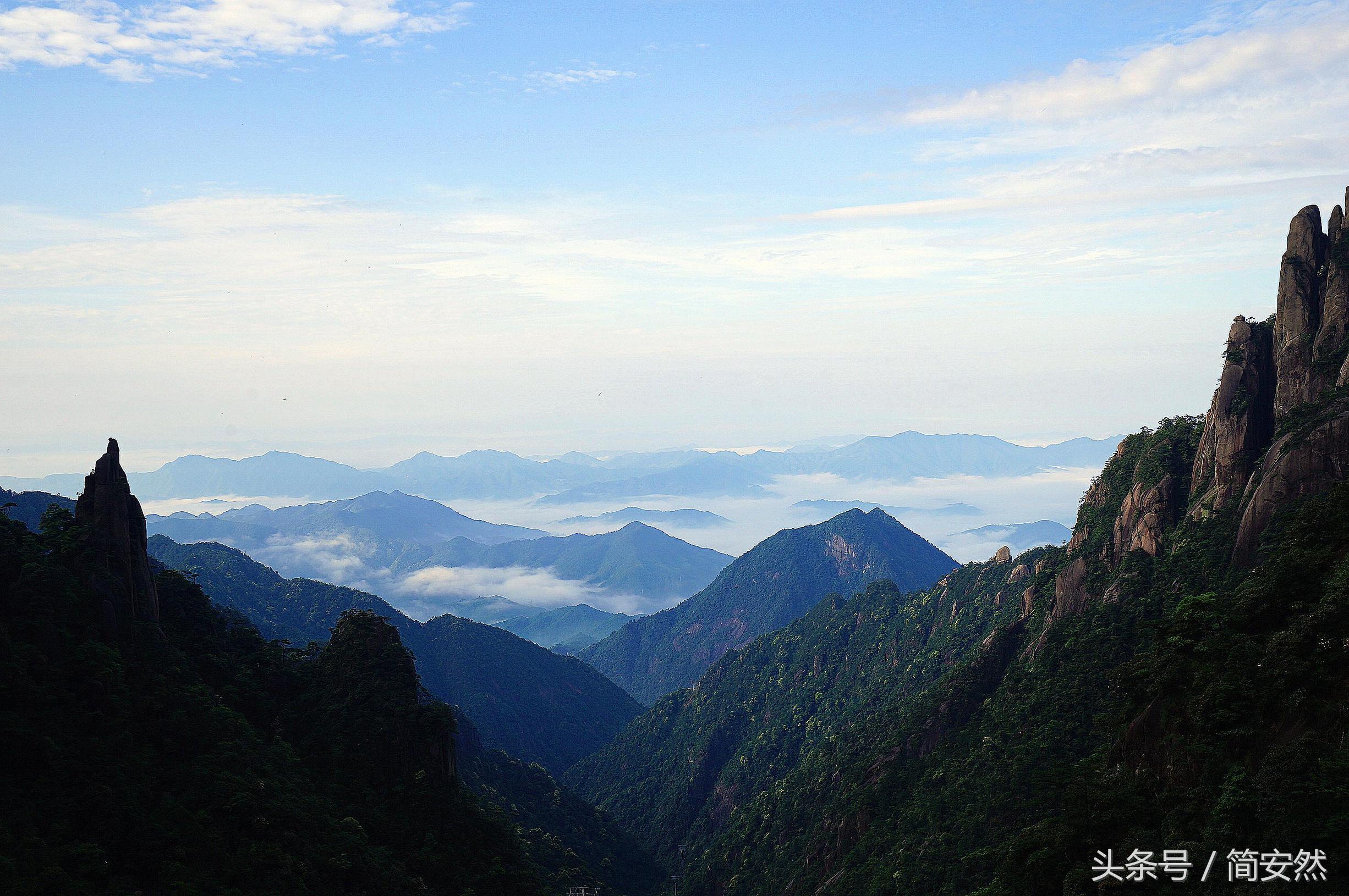 云雾缭绕人间仙境的三清山,云雾中的三清山如画般的仙境