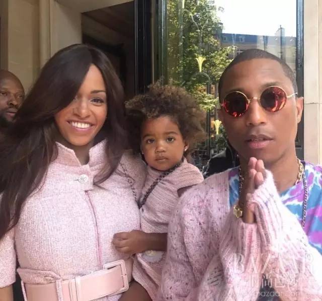 埃菲尔铁塔法国巴黎的浪漫地标,chanel秀场埃菲尔铁塔