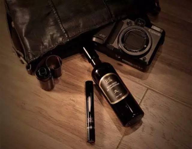 这个长得像胡歌的帅小伙，把张爱玲装进了一个香水瓶，还把有故事的香水做成了一辈子的事业