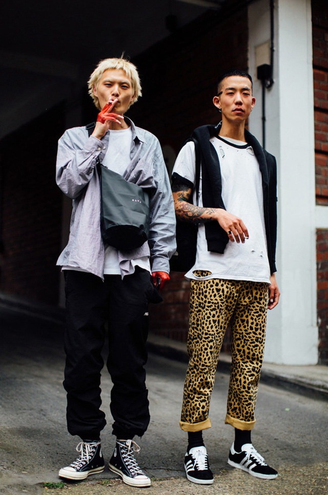 gucci男士虎头胸包街拍,2019胸包街拍