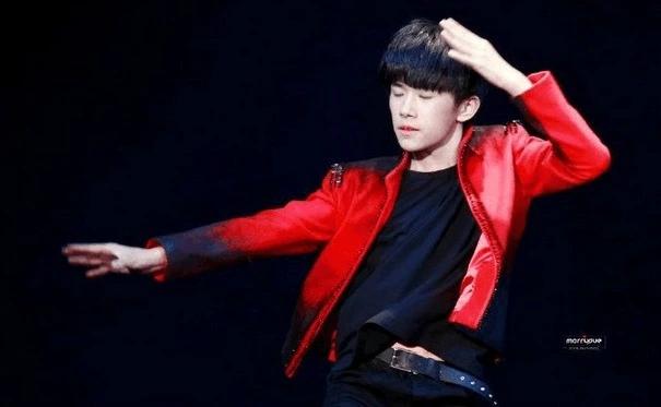 易烊千玺顶胯跳舞片段,易烊千玺扭胯合集