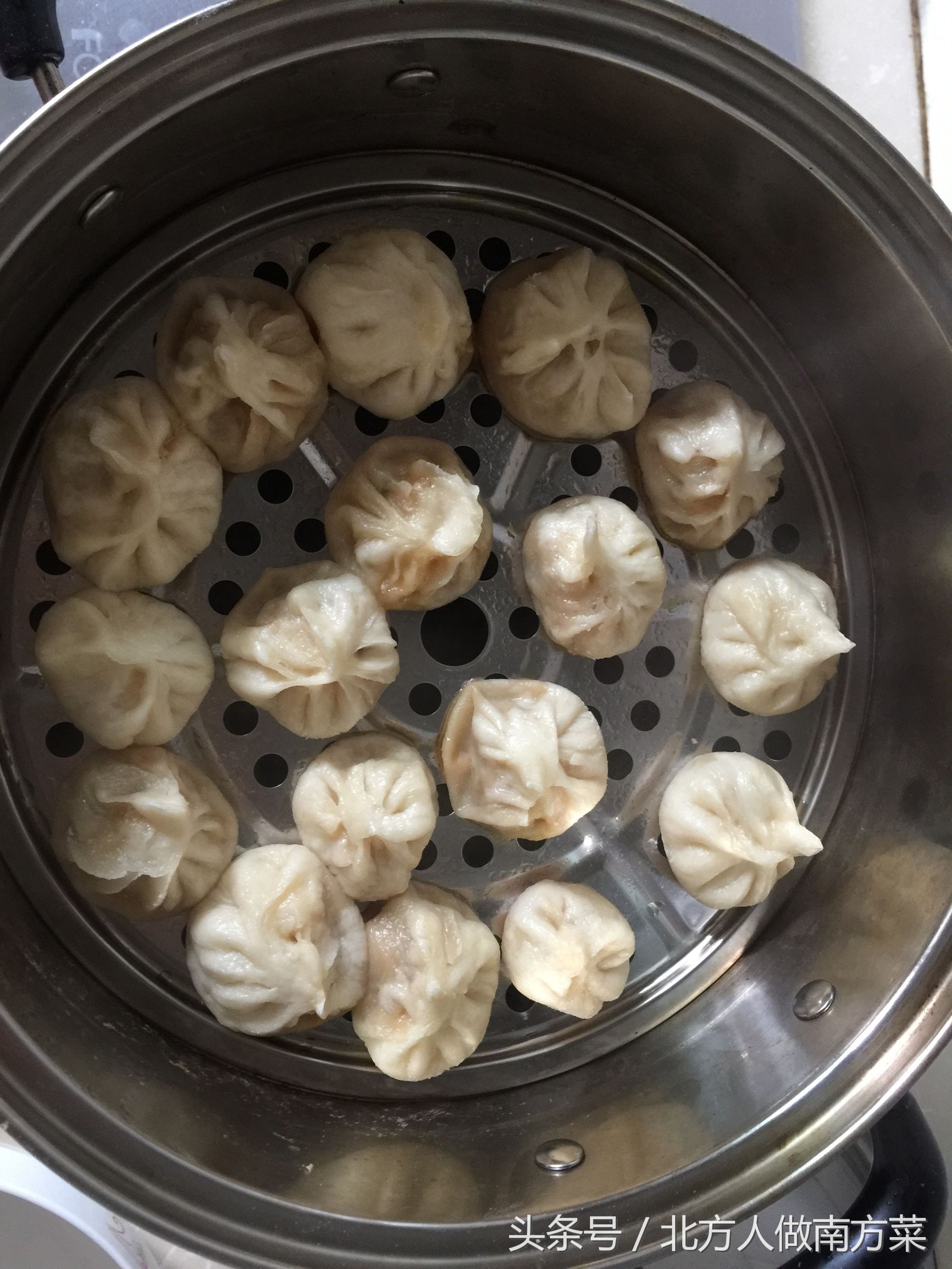 外面小笼包要6元一笼,周末自己在家动手做,好吃又实惠,一口气吃了十来个