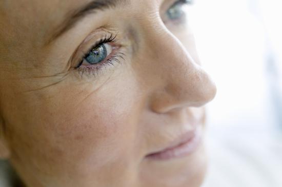 消除鱼尾纹的护肤品,眼袋鱼尾纹怎么消除