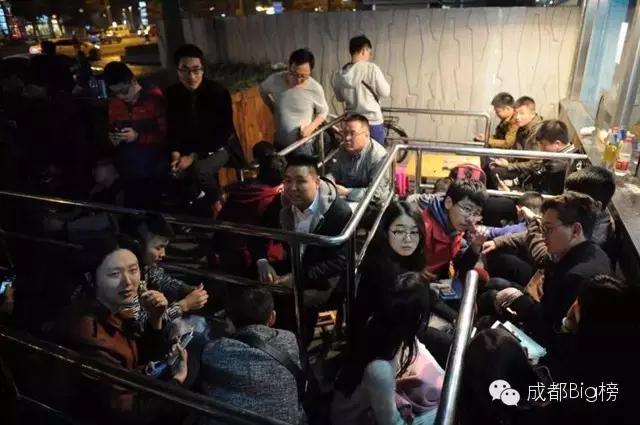 十几年过去了,这儿终于又被成都球迷包围了