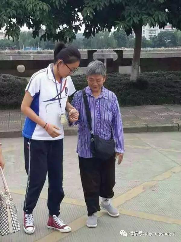 76岁母亲偷偷拾荒救孙女,德阳七旬老太拾荒为孙女读书