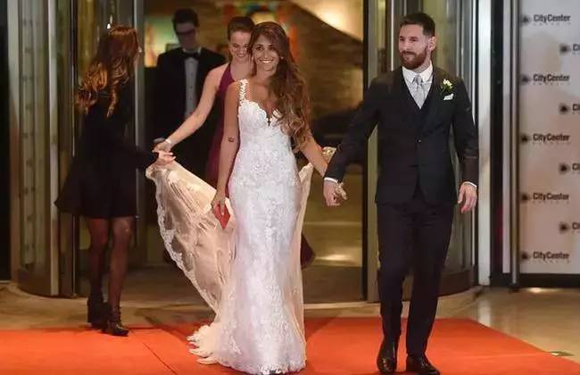 30岁球王娶了9岁一见钟情的女孩，时间易逝，唯爱不变